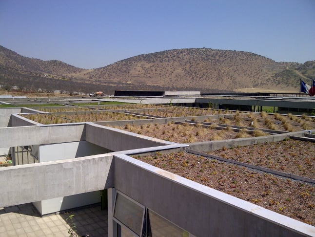 Sistema de impermeabilización con membrana líquida en terraza de edificio residencial